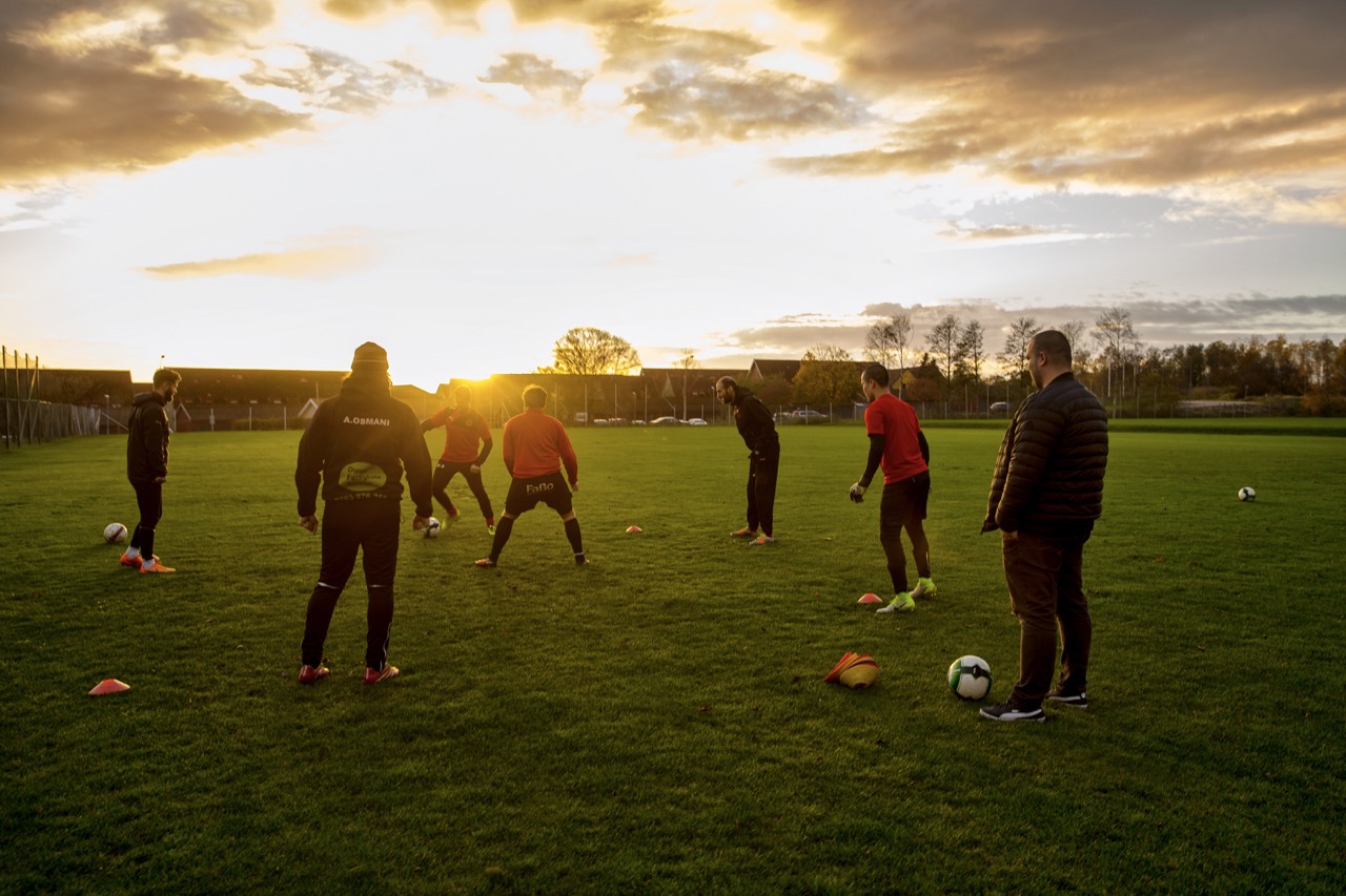 ett gäng män spelar fotboll